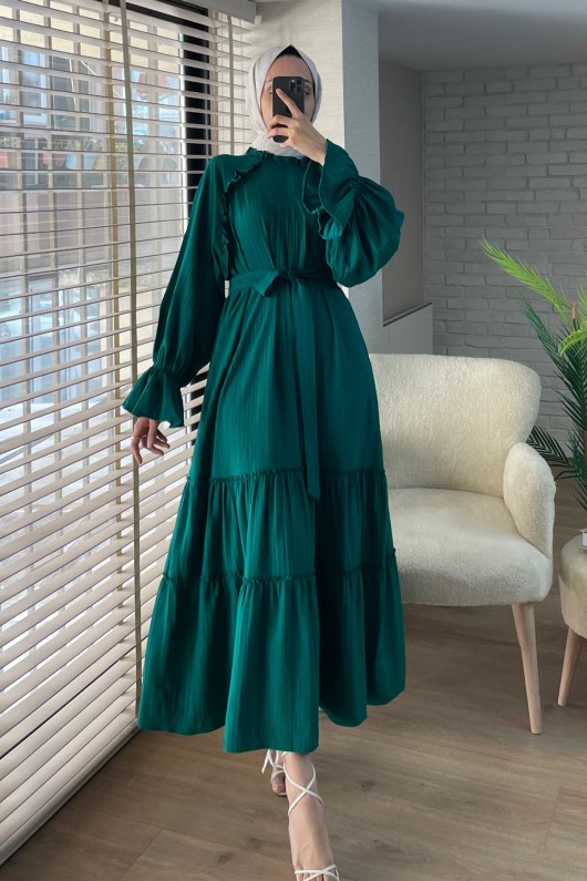 2084 Fırfır Detaylı Kuşaklı Elbise - ZÜMRÜT YEŞİLİ