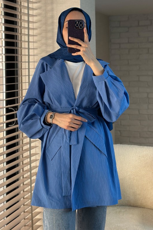 2090 Kabartma Desenli Trençkot - MAVİ