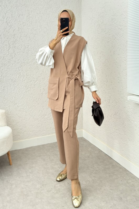 Kuşaklı Yelek Pantolon Takım 2243 - TAŞ RENGİ Kuşaklı Yelek Pantolon Takım 2243 - TAŞ RENGİ