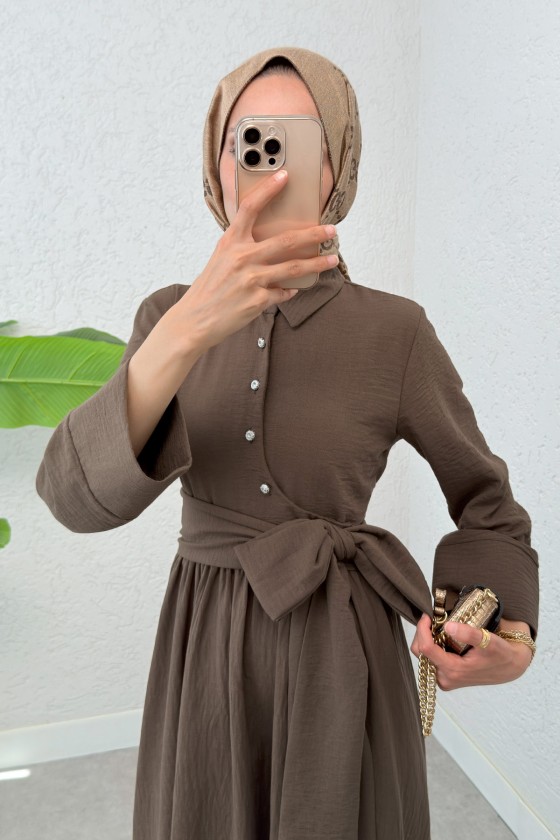 Kuşaklı Çapraz Yaka Elbise 2304 - KAHVERENGİ Kuşaklı Çapraz Yaka Elbise 2304 - KAHVERENGİ