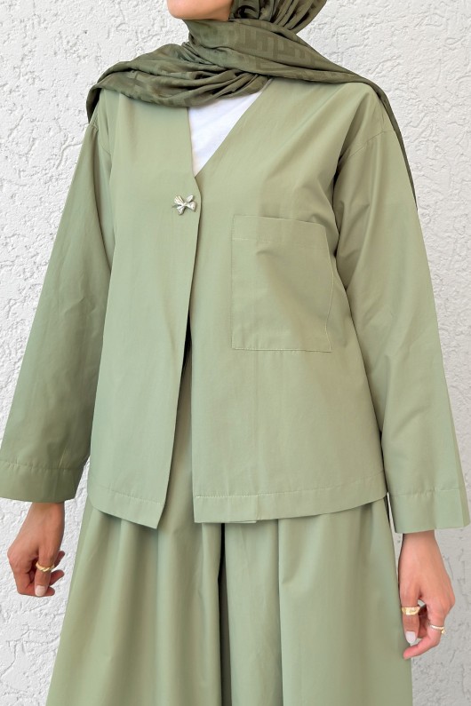 Broş Düğmeli Etekli Takım 2342 - HAKİ Broş Düğmeli Etekli Takım 2342 - HAKİ